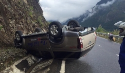 Xe bán tải lật ngửa, quay tít trên đường sau va chạm